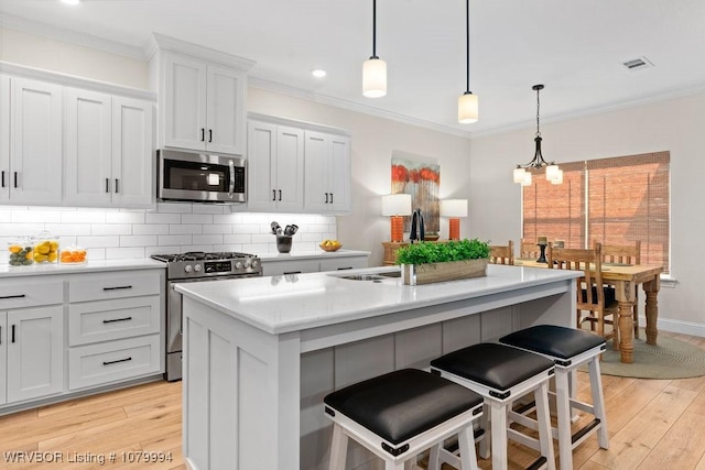 7907 Coltridge Way, Fort Smith, AR 72916 - kitchen featuring visible vents, crown molding, backsplash, and stainless steel appliances