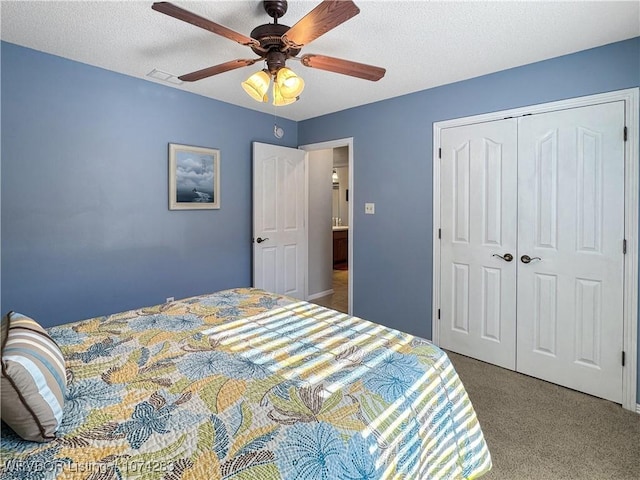 bedroom with ceiling fan, carpet floors, a textured ceiling, and a closet