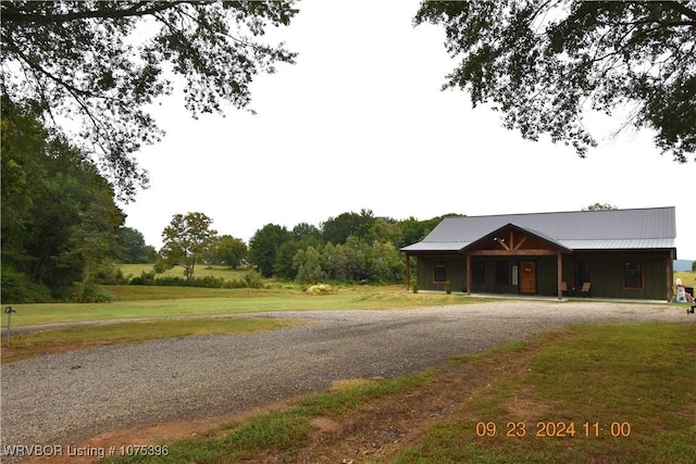 view of front of house featuring a front lawn