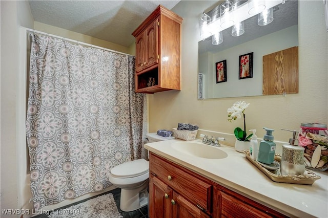 full bath with a textured ceiling, vanity, toilet, and a shower with curtain