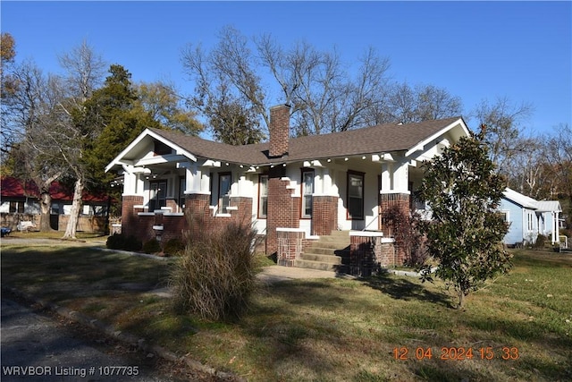 view of front facade featuring a front yard