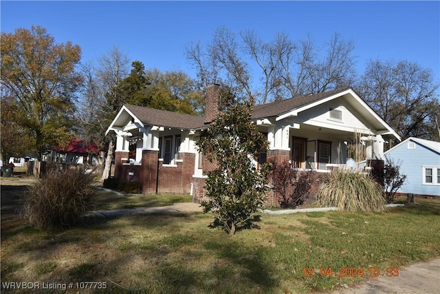 view of front of house featuring a front lawn