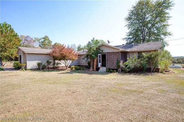 view of front of house with a front lawn