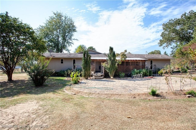 view of front of property with a front lawn