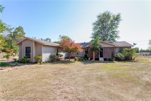 single story home with a front yard