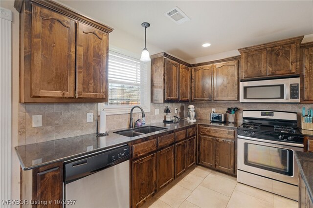 kitchen featuring a sink, tasteful backsplash, visible vents, and stainless steel appliances