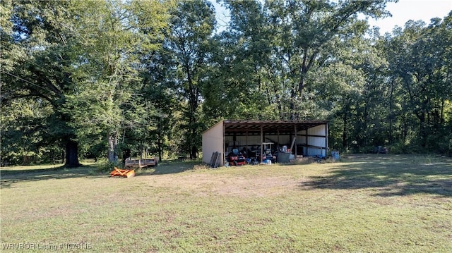 view of yard featuring an outdoor structure