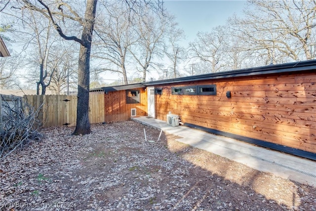 view of front of house featuring fence