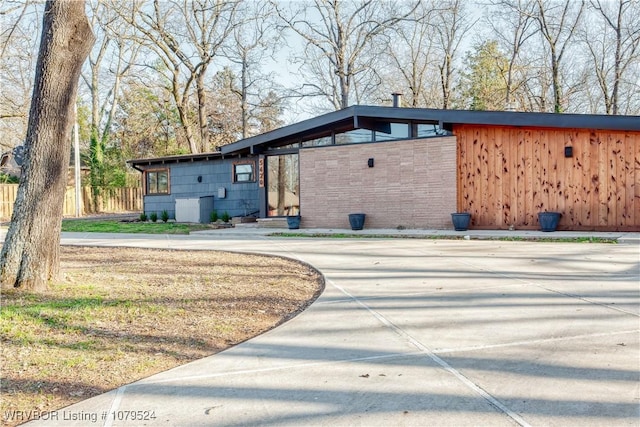 view of front of property featuring fence