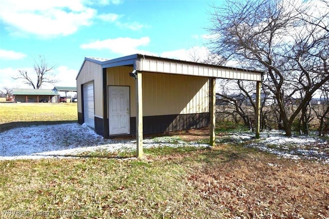 view of outdoor structure featuring a garage and a yard