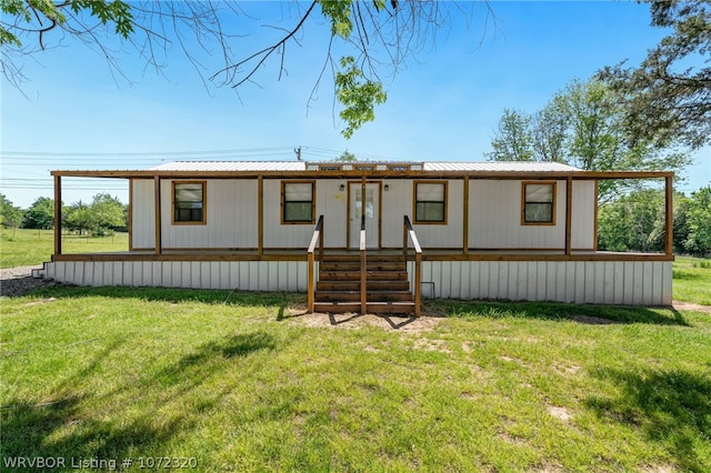 manufactured / mobile home featuring a front yard