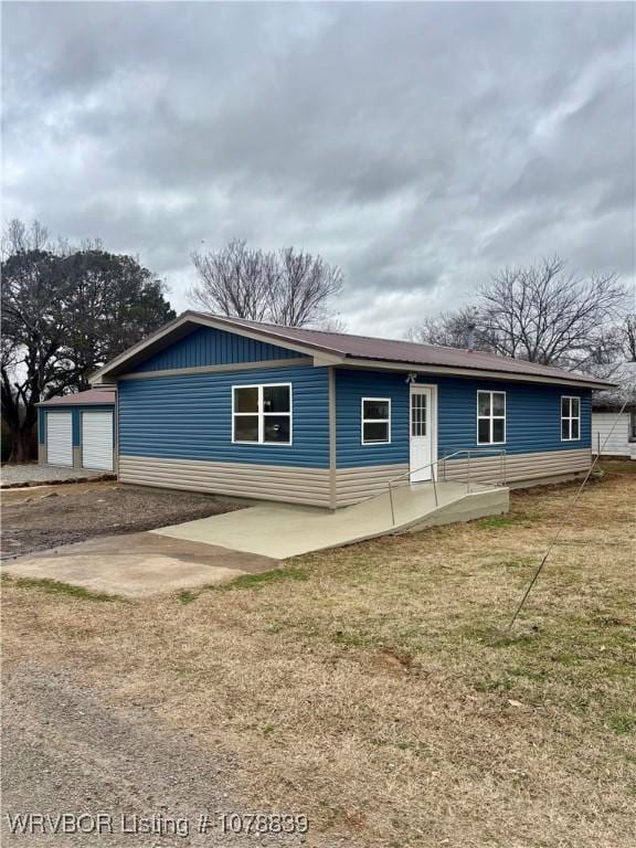 view of front of home featuring a front lawn