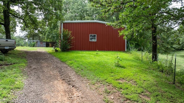 view of yard with an outdoor structure