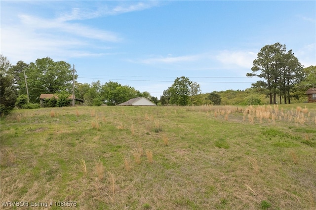 view of yard featuring a rural view