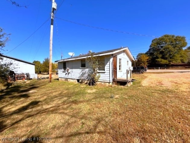 back of house featuring a lawn