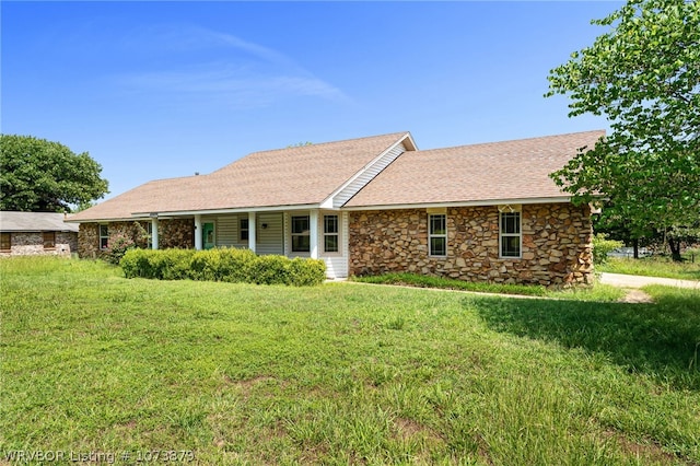 view of front of house featuring a front lawn