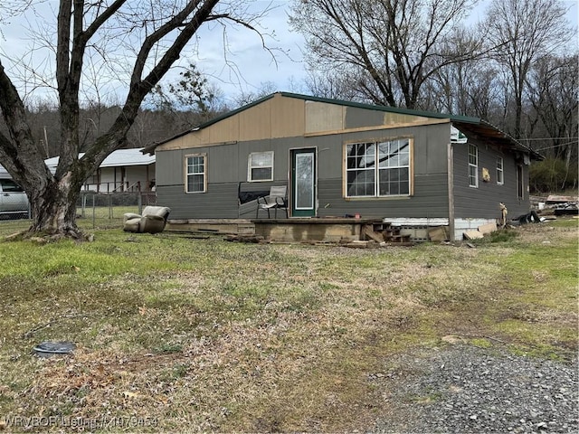 manufactured / mobile home with fence