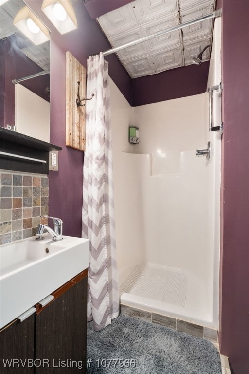 bathroom featuring a shower with shower curtain and vanity