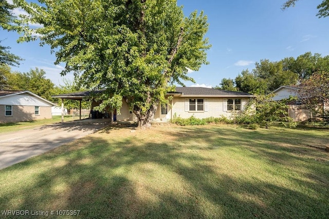 view of front of home with a carport and a front yard