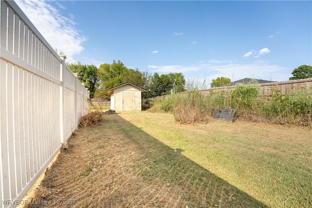 view of yard featuring a storage unit