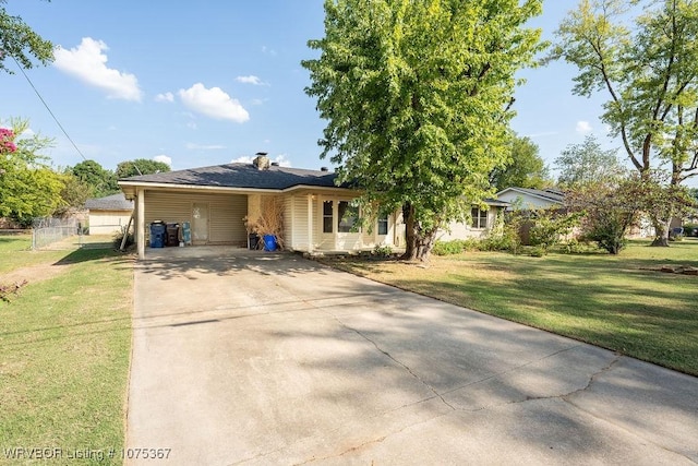 view of front of property featuring a front yard and a carport