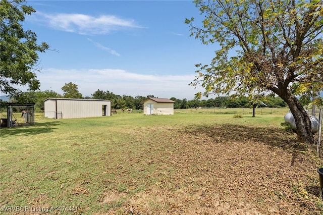 view of yard featuring an outbuilding