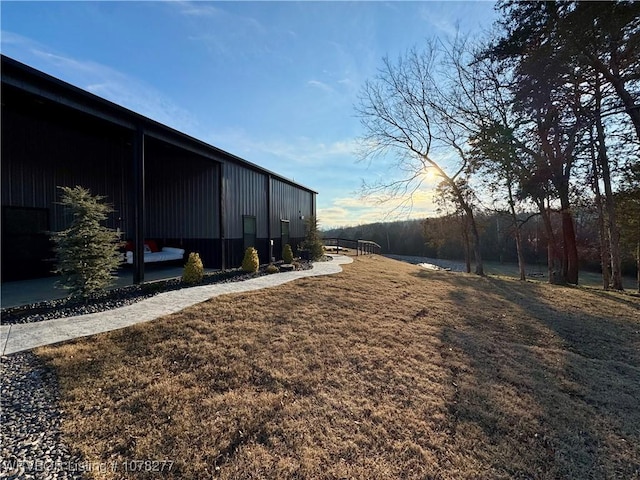 view of yard with an outdoor structure