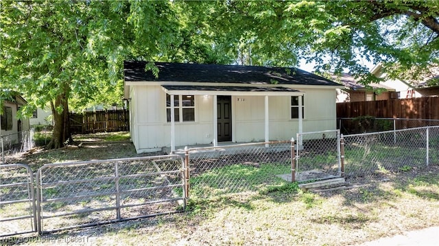 814 W Chickasaw Ave, Sallisaw, OK 74955 - view of outdoor structure with a gate, a fenced front yard, and a porch