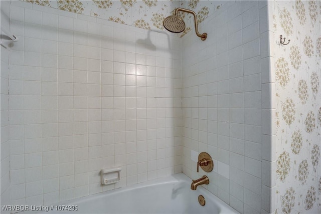 bathroom with tiled shower / bath