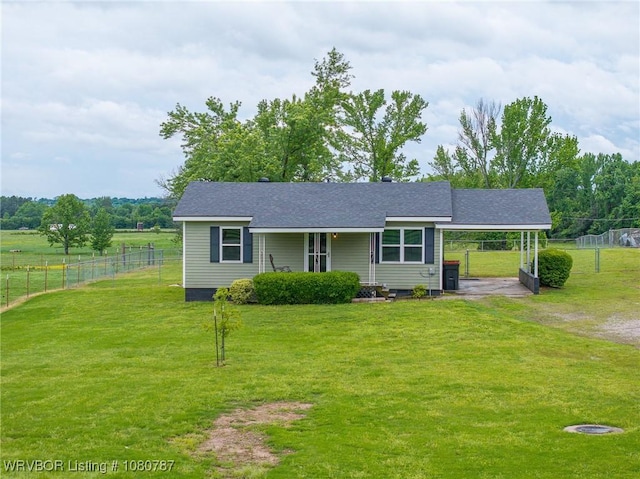 view of front of house featuring fence, a shingled roof, and a front yard
