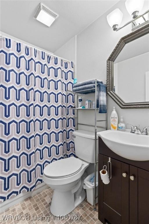 full bathroom with toilet, a shower with curtain, visible vents, and vanity