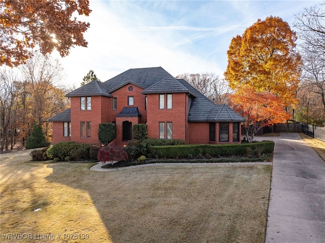 view of front facade with a front lawn