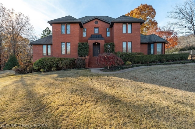 view of front property featuring a front yard