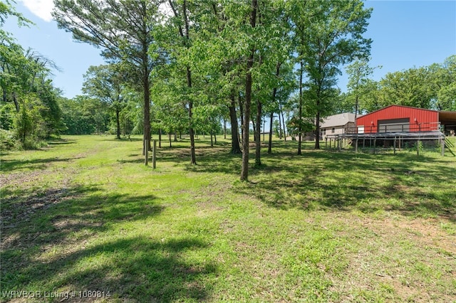 view of yard featuring an outbuilding
