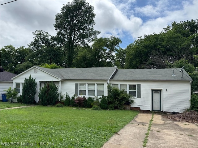 2006 Wolfe Ln, Fort Smith, AR 72901 - ranch-style house with a front lawn