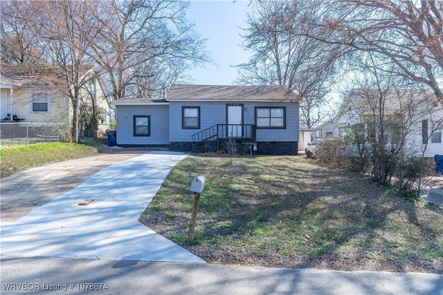 view of front facade featuring fence and a front yard