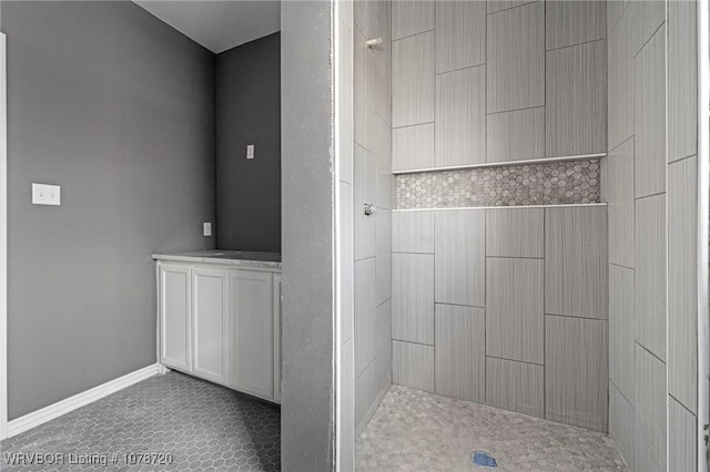 bathroom featuring a tile shower