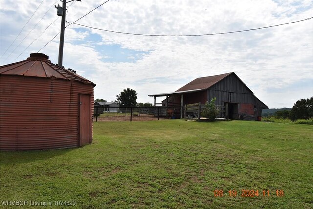 view of yard featuring an outbuilding