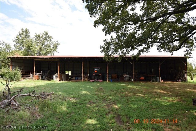 view of yard with an outbuilding