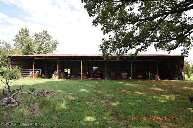 view of yard with an outbuilding