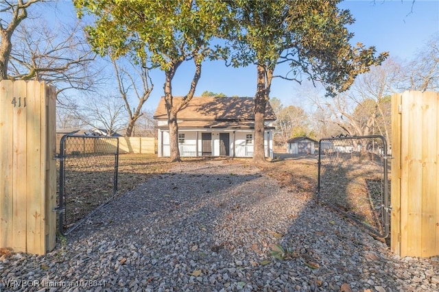 view of yard featuring an outdoor structure