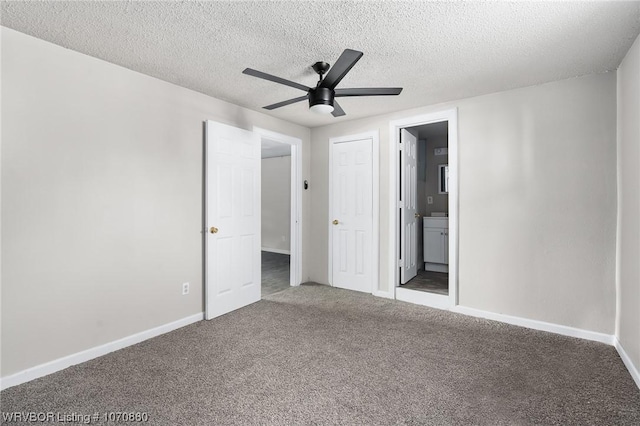 unfurnished bedroom featuring carpet flooring, ensuite bath, ceiling fan, and a textured ceiling