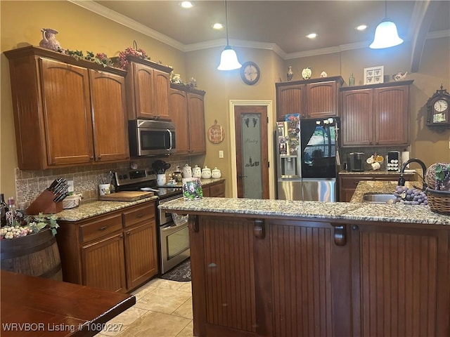 304 Caseys Ct, Lavaca, AR 72941 - kitchen with a kitchen bar, a sink, backsplash, and stainless steel appliances