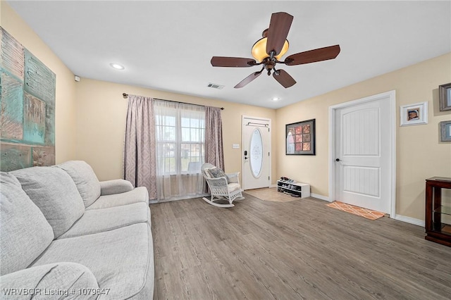 living area featuring visible vents, baseboards, recessed lighting, wood finished floors, and a ceiling fan