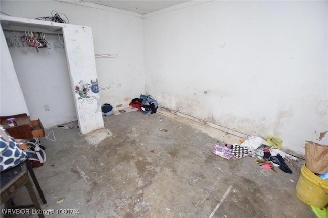 spare room featuring concrete floors