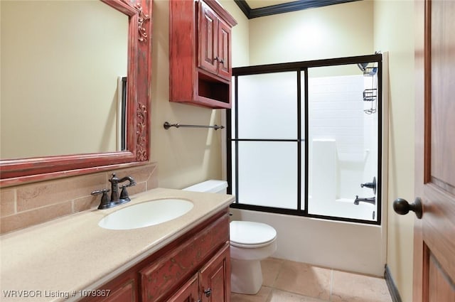 full bath with tasteful backsplash, vanity, toilet, and bath / shower combo with glass door