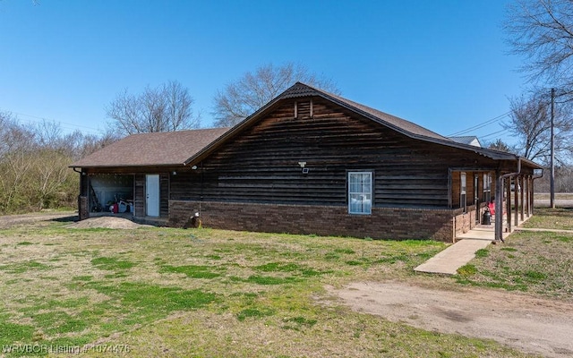 view of side of property featuring a lawn