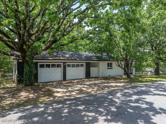 2420 Independence St, Fort Smith, AR 72901 - garage featuring driveway