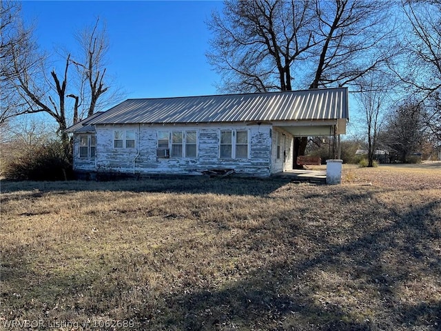 view of front of house with a front yard