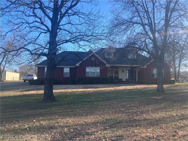 view of front of property featuring a front lawn